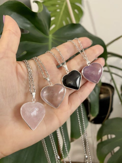 Collar con dije corazón de piedra. Varios en internet