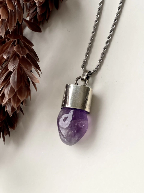 Collar con dije capuchón de amatista