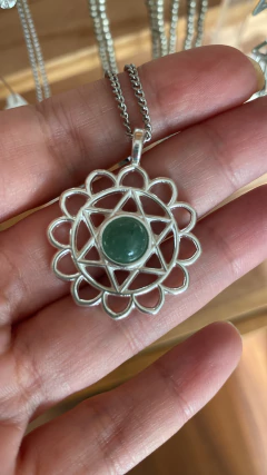 Collar con dije chakra. Varios modelos en internet
