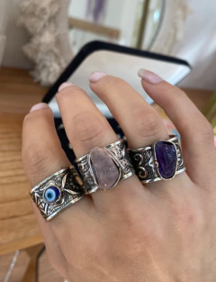 Anillo ancho con piedra. Varios modelos en internet