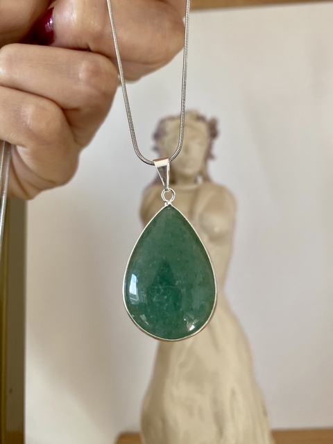 Collar con dije gota de piedra. Bañado en plata - comprar online