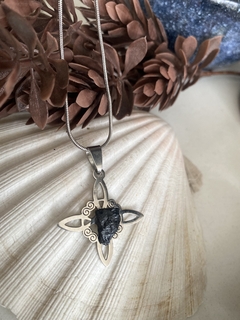 Imagen de Collar de acero con Nudo de bruja y piedra
