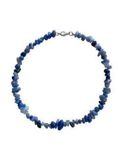 Collar choker con escallas de piedra natural en internet