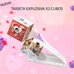 Tarjeta explosiva con dos cubos, decorada con corazones y fotos de parejas, sobre fondo rosa.