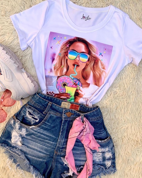 MULHER BEBIDA VERÃO