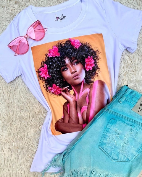 MULHER NEGRA COM FLORES ROSA