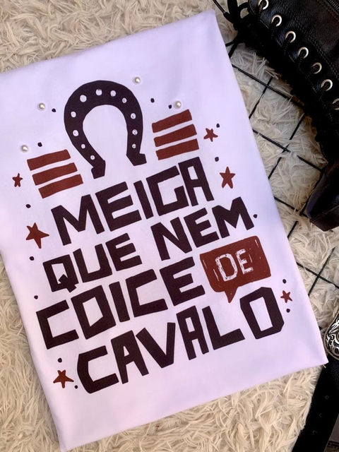 TSHIRT MEIGA QUE NEM COICE DE CAVALO (PÉROLA NA ESTAMPA) - comprar online