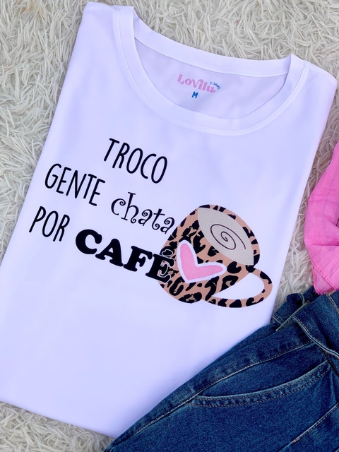 TSHIRT TROCO GENTE CHATA POR CAFÉ (SEM PÉROLA)