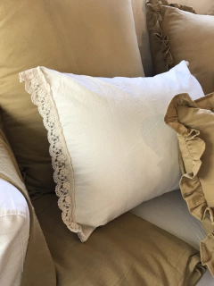 Imagen de ALMOHADON CON PUNTILLA LATERAL