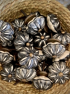 TIRADOR FLOR GRIS PINTADO - comprar online
