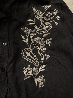 CAMISA DENIM GRIS BORDADA en internet