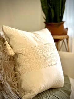ALMOHADON CON GUARDA Y BORLA 50x50 en internet
