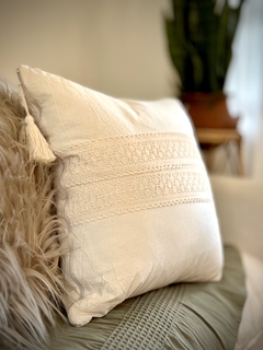 ALMOHADON CON GUARDA Y BORLA 50x50