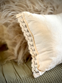 ALMOHADON CON PUNTILLA LATERAL