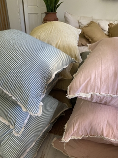 ALMOHADON RAYITAS Y FLECOS VERDE