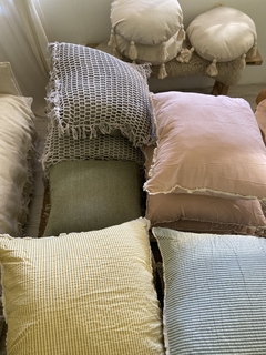 ALMOHADON RAYITAS Y FLECOS VERDE - comprar online