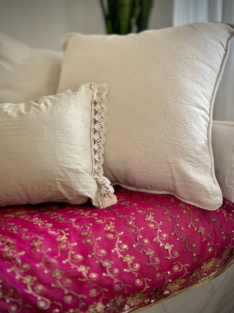 ALMOHADON CON PUNTILLA LATERAL ARENA