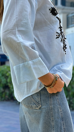 CAMISA CELESTE BORDADA - El Almacén de Totó® | #Inspirando Mujeres