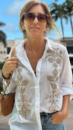 CAMISA BORDADA BLANCA Y TOSTADA - El Almacén de Totó® | #Inspirando Mujeres