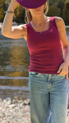 MUSCULOSA PUNTILLA LARGA BORDO - comprar online