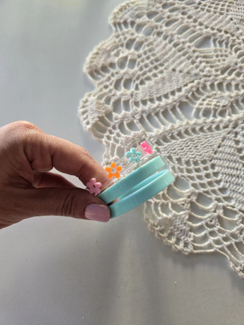 kit 3 pulseiras infantil acrílico flores azul claro - comprar online