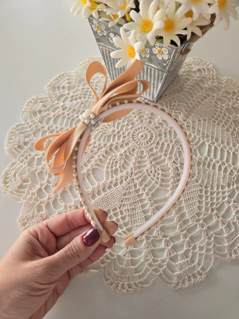 Tiara infantil laço com pérolas bege - comprar online