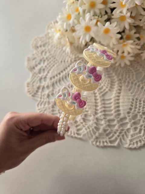 Tiara infantil Hello Kitty donuts com pérolas bege - comprar online