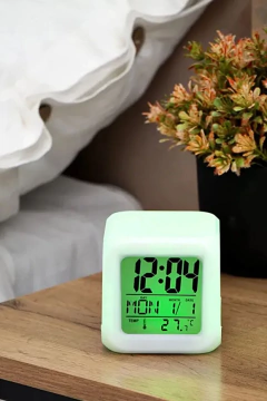 RELOJ DIGITAL CON LUZ RGB - Chucheriaslp