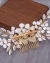Detalhe do Arranjo Noiva com Flores Cristais e Pérolas.