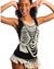 Mulher sorrindo usando um top e saia em pérolas, modelo vintage artesanal Burlesco, destacando-se em um fundo branco.