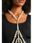 Body chain em pérolas brancas, apresentando um design elegante e glamouroso, usado por uma modelo com cabelo afro.