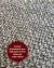 Detalhe da textura da Bolsa Prata Clutch com aplicação de mini strass.