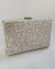 Bolsa Prata Clutch com mini strass, com acabamento brilhante e detalhes sofisticados.