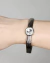 Bracelete em metal prata com pedra Rivoli cristal, exibido em um pulso.