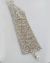 Bracelete prateado em strass com franjas, brilho intenso e fecho de gancho.