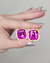 Brinco médio em resina com pedras pink, segurado por uma mão com unhas decoradas.