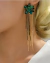 Brinco Lia dourado com pedrarias e strass verdes,  franjas em correntes e fios de strass, ideal para festas e looks glamourosos"