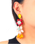 Brinco dourado maxi com flores em resina coloridas, apresentando detalhes em vermelho, amarelo, azul e laranja.