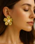 Brinco Flor 3 Dourada com Pérola - Daisy - loja online