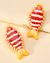Brinco em acrílico com formato de peixe nas cores amarelo, vermelho e branco, decorado com listras e bolinhas.