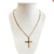 Colar dourado com pingente de cruz religiosa, exibido em um suporte branco.