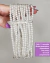 Colar chocker prateado com 11 camadas de mini pérolas e separadores com strass, exibido na mão.