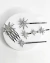 Conjunto de Grampos Estrelar: Quatro grampos de cabelo em metal adornados com estrelas cintilantes em um fundo escuro, transmitindo um toque de glamour e brilho para qualquer look