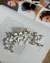 Detalhe do Arranjo Noiva com Flores Cristais e Pérolas.
