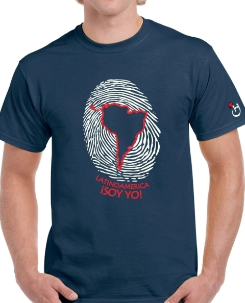 Latino. America soy yo. Remera de algodón peinado calidad premium