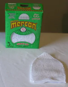 Kufi. Gorro de rezo islámico. en internet