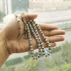 Masbaha.Tasbih. Metal plateado con incrustaciones de cristal azul. Rezo. Islam. ✈️ Envío internacional. Entrega estimada entre 15 y 30 días hábi - Habibis Remeras