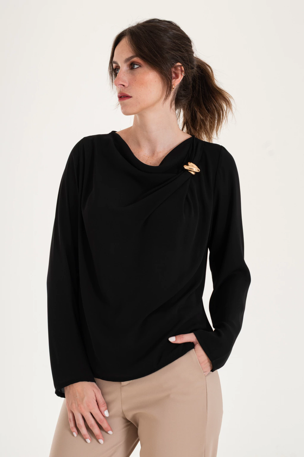 28018-BLUSA DE CREPPE CON APLIQUE METALICO