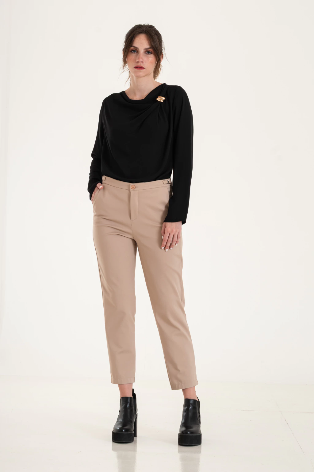 28009-PANTALON SASTRERO CON APLIQUES METALICOS