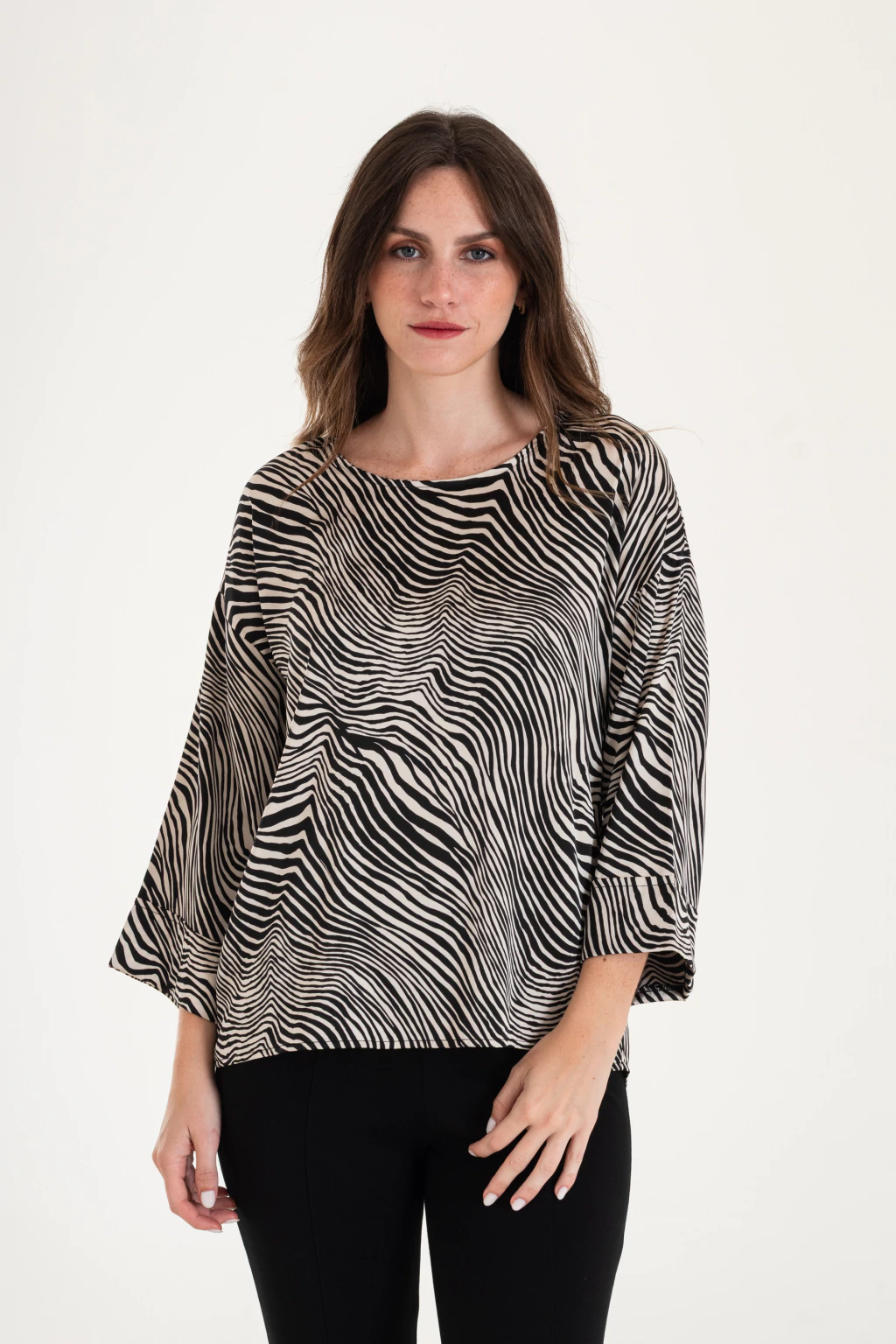 28016-BLUSA DE SATEN ESTAMPADA CON MANGAS AMPLIAS